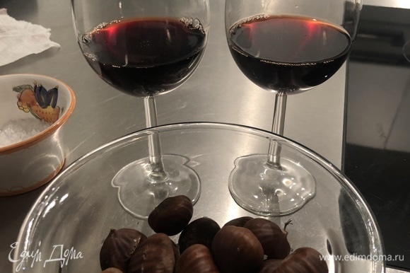 Кушать горячими. С каштанами хорошо сочетается красное молодое вино, например, Teroldego Novello. Приятного аппетита!