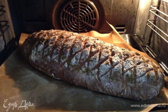 Вот так вот хлеб выглядит через 40 минут. Как духовку открыли, идут чудесные ароматы.