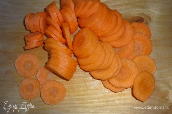 Морковь очистить от кожуры, вымыть, обсушить. Нарезать тонкими кружками.