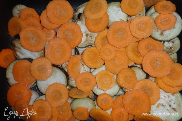На баклажаны выложить кружки моркови.