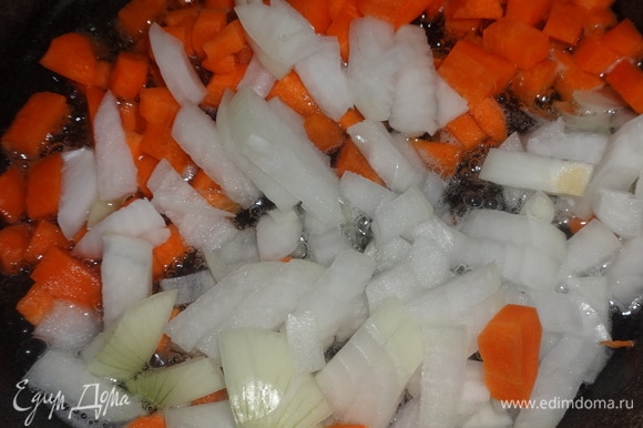 В сковороде разогреть половину масла, выложить лук с морковью и обжарить до мягкости.