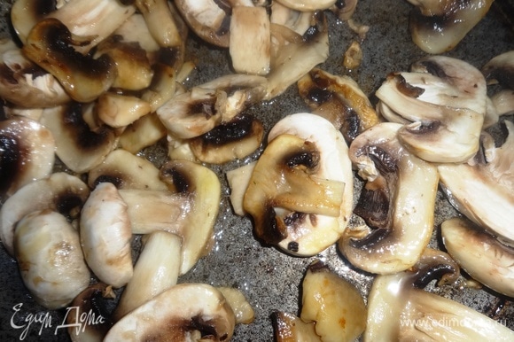 Разогреть оставшееся растительное масло. Выложить грибы и обжарить до румяности.