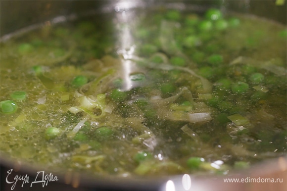 Разогреть в тяжелой кастрюле оливковое и сливочное масло и обжарить лук-порей до мягкости, затем добавить зеленый горошек, паприку, все перемешать, залить бульоном, так чтобы овощи были покрыты, и варить 4–5 минут.