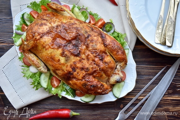 Запекать курицу в духовке, разогретой до 180°C, до румяности.