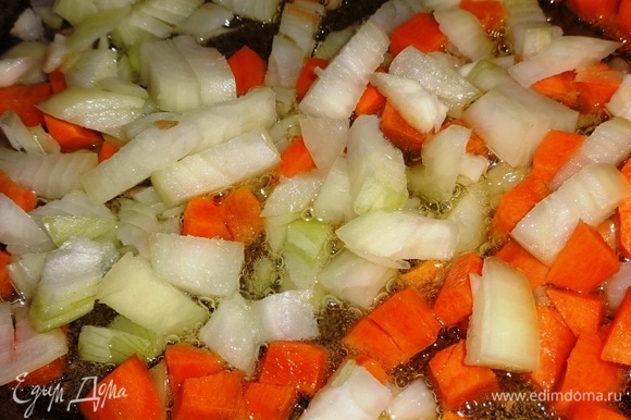 В сковороде разогреть растительное масло и обжарить лук с морковью почти до готовности.