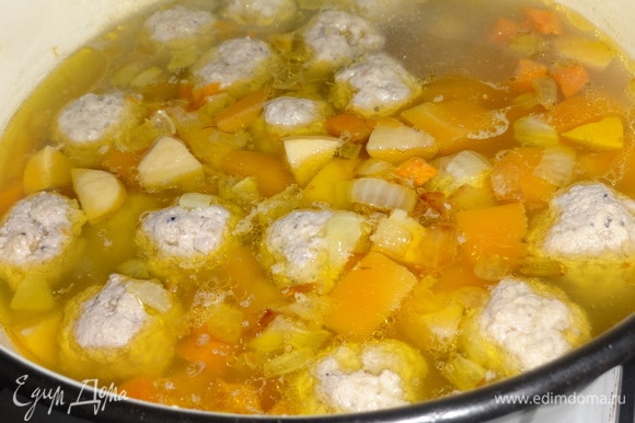Положить в суп зажарку из лука и моркови и продолжать варить на небольшом огне.