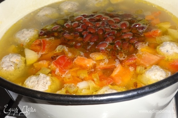 Консервированную фасоль процедить от жидкости, промыть и положить в суп.