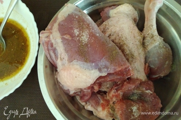 Половину тушки утки нарезать крупными кусками. Натереть куски солью и перцем.
