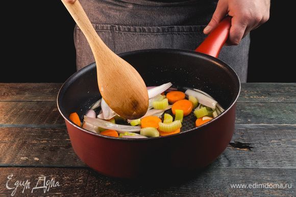 Обжарьте овощи в другой сковороде с небольшим количеством оливкового масла.