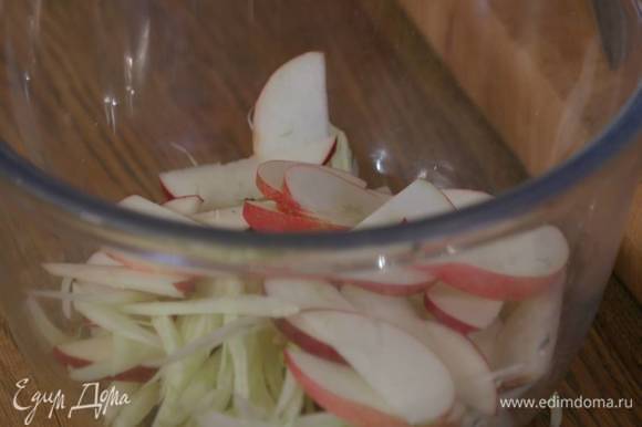 Нарезанный фенхель и яблоко выложить в глубокую салатницу и полить лимонным соком.