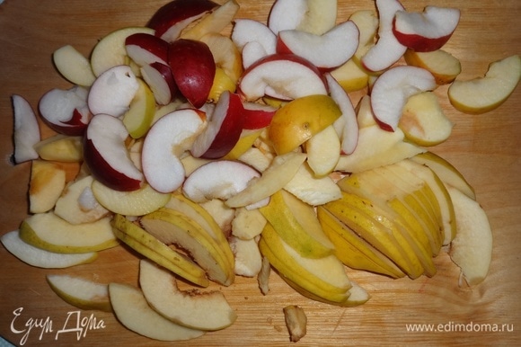 Яблоки и айву вымыть, удалить семена. Нарезать фрукты дольками.