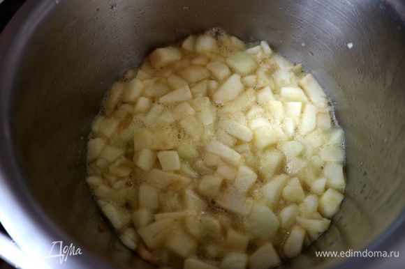 В сотейнике разогреть сахарный песок с оставшимся соком, ванильной эссенцией. Добавить яблоки. Варить на медленном огне 15 минут, чтобы яблоки стали мягкие, но не разварились окончательно, а сохранили текстуру.