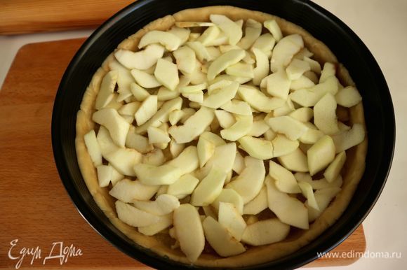 Нарезать яблоки очень тонкими лепестками. Поместить их сверху компоте. Поставить тарт в духовку на 1 час. Через 45 минут после начала выпечки достать тарт, смазать кисточкой 2/3 частями глазури. Поставить опять в духовку.