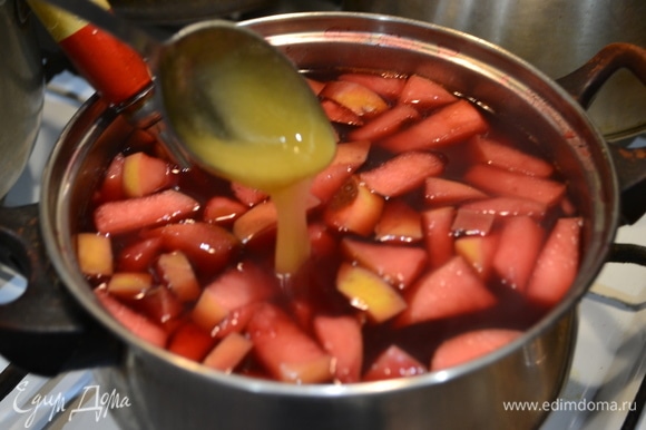 Даем закипеть воде и добавляем ягоды, яблоки, корицу и гвоздику. Мед добавляем, когда компот подостынет.