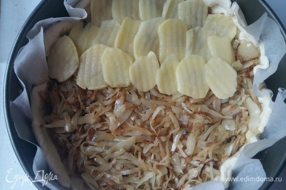 На капусту произвольно выложить картофель.