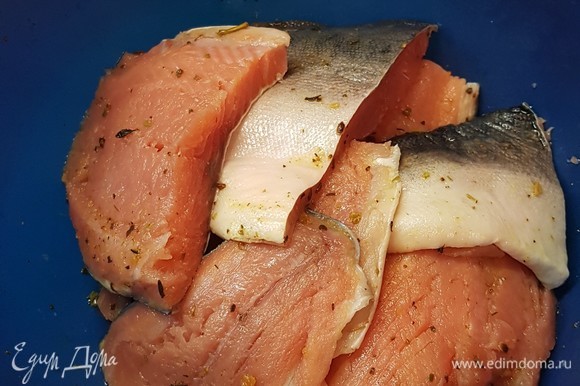 Рыбу нарезать на порционные куски и замариновать в смеси специй и оливкового масла. Оставить минут на 20.