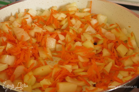 На этом жире обжариваем лук и морковь.