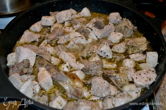 В то время, как поставили тесто отдохнуть, ставим нарезанное мясо баранины и свинины поджариться в глубокой сковороде. Затем добавить кипятка, специи, дать время потушиться. Подготавливаем овощи и постепенно добавляем.