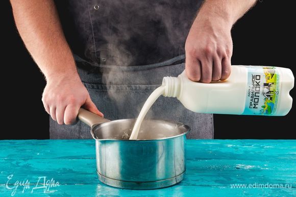Постоянно помешивая венчиком, влейте в сотейник холодное молоко ТМ «ПравильноеМолоко» 2,5% и доведите до кипения. Добавьте соль, перец, мускатный орех и снимите с огня.