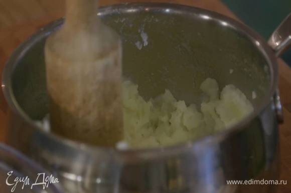 Картофель почистить и отварить до готовности, затем размять толкушкой в пюре — должно получиться 350 г.