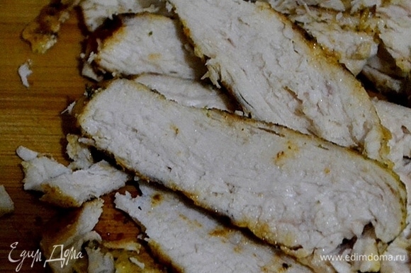 Нарезаем филе тонкими кусочками и кладем мясо на дно салатника.