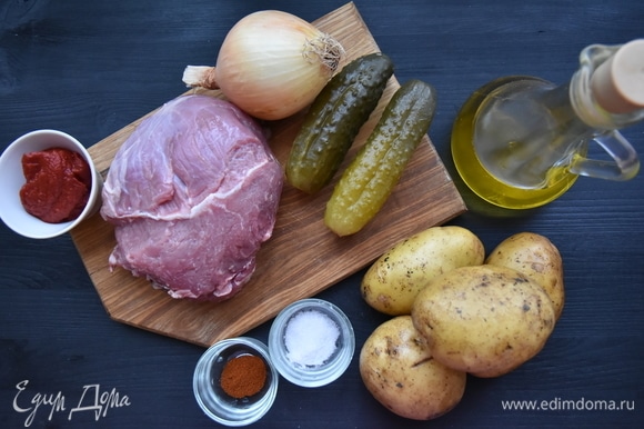 Для приготовления азу по-татарски подготовить необходимые продукты: мясо, картофель, лук, соленые огурцы, томатную пасту, соль и специи.