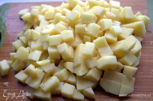 Картофель нарезать кубиком.
