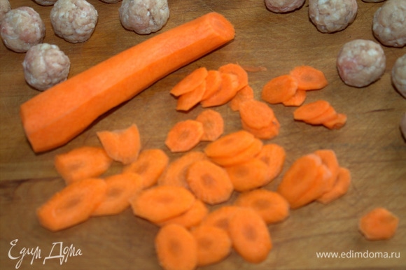 Нарезать морковь.