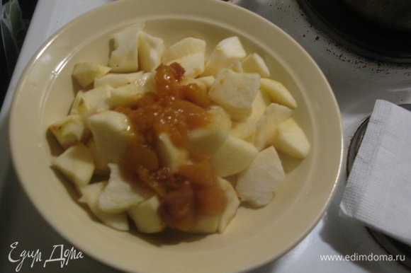 Начинка вторая сладкая: нарезаем яблоки без шкурки, добавляем сахар и ставим в микроволновку минут на 5. Можно добавлять варенье (у меня дольки персика). Разминаем все мелко, всыпаем орехи.