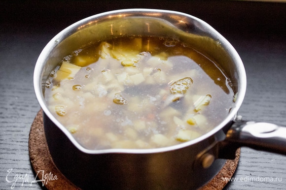 Залить суп бульоном, довести до кипения, уменьшить огонь, посолить и варить 15 минут до готовности всех ингредиентов. Я использую куриный бульон, можно добавить овощной, мясной или просто воду.
