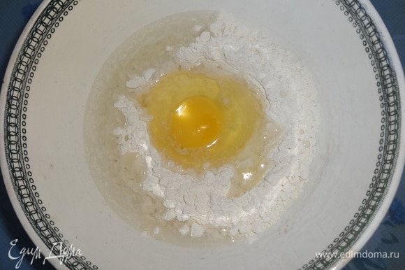 В просеянную муку (1 ст. л.) добавить яйцо, соль, воду. Замесить крутое тесто.