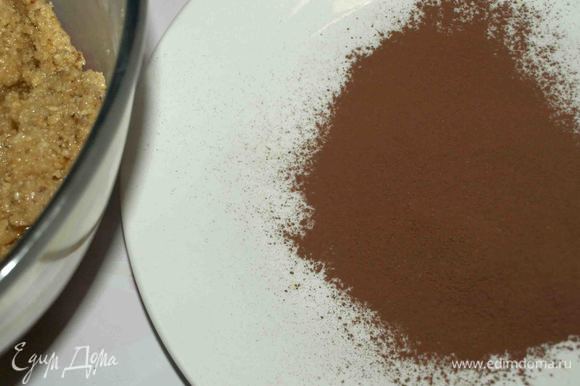 На тарелку просеиваем какао и обваливаем в нем наши заготовки. Делаем небольшое углубление сверху.