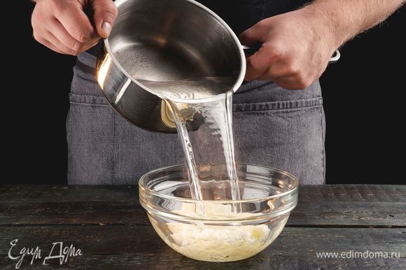 Залейте лук кипятком на 10 минут, чтобы убрать горечь.