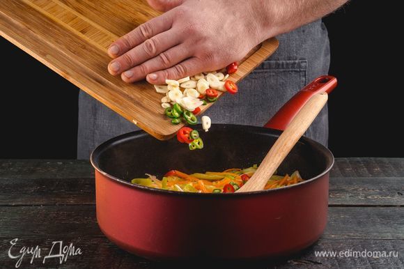 Разогрейте сковороду с маслом. Выложите овощи на разогретую сковороду и пассеруйте 8–10 минут. Добавьте сахар, готовьте еще 1 минуту.