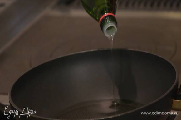 Разогреть в сковороде вок оливковое масло.