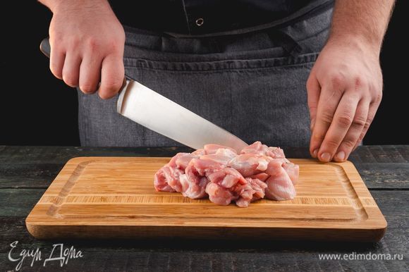 Нарежьте мясо кусочками среднего размера.
