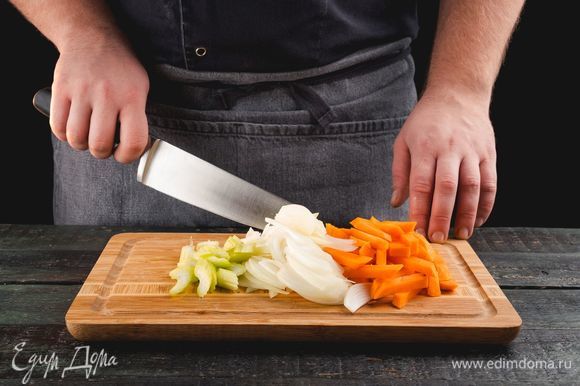 Морковь нарежьте соломкой, лук и сельдерей — полукольцами.