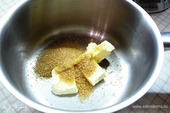 Приготовим ореховую крошку. В небольшую кастрюльку всыпаем сахар, добавляем сливочное масло.