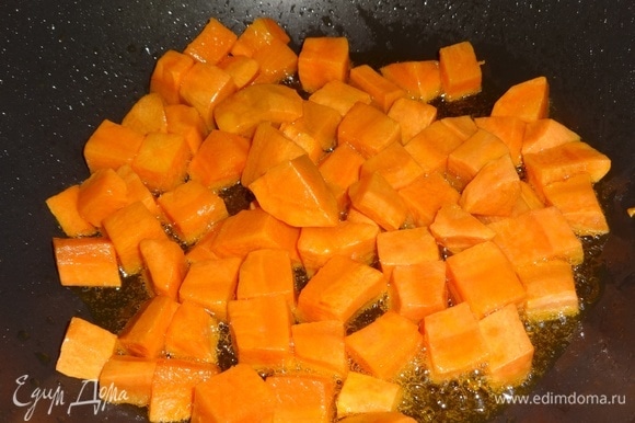 Положить в сковороду морковь и обжарить до румяности. Выложить морковь в чашку к картофелю.