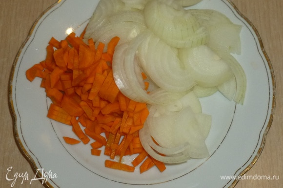 Лук нарезать полукольцами, морковь — соломкой.