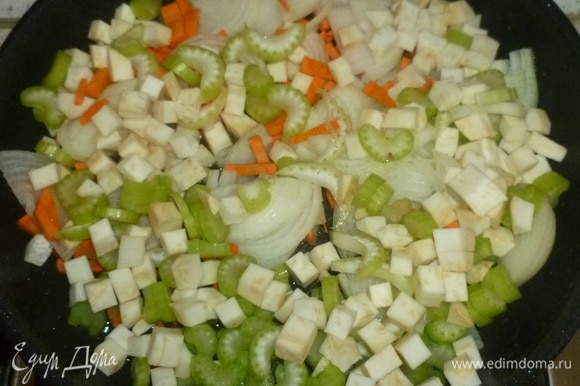 В сковороде обжарить лук, морковь и сельдерей в течение 5–7 минут.