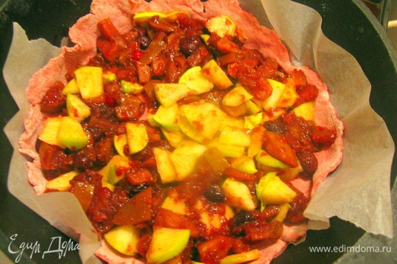 Раскатать тесто и выложить в глубокую форму. Начинку из нарезанных яблок, облепихи, вяленой вишни выложить в форму и посыпать корицей, сахаром, ванилью и мускатным орехом.
