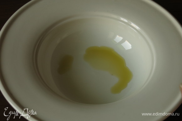 В тарелки наливаем по ложке оливкового масла.