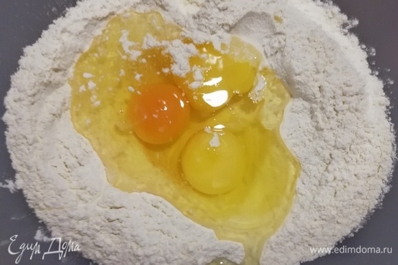 Муку смешиваем с солью и делаем углубление, разбиваем яйца, вливаем оливковое масло.