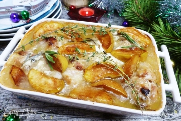 Достать из духовки французскую куриную кастрюлю A la normande, добавить обжаренные яблоки и подавать к столу. На гарнир подойдут картофель или рис.