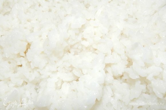 Пока готовится мясо, отвариваем рис в 1 л подсоленной воды до готовности. Рис выложить на дуршлаг, промыть под водой и дать стечь лишней жидкости.
