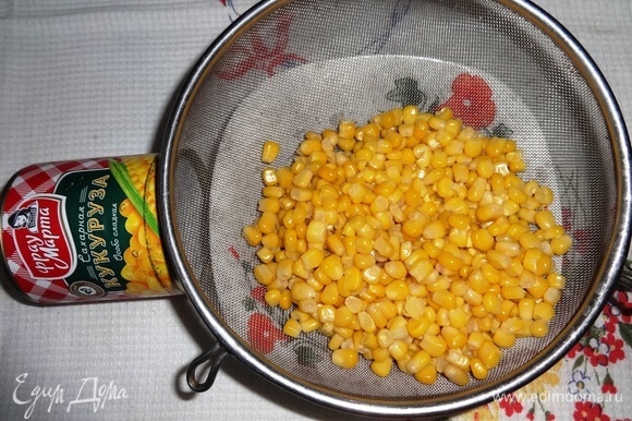 Консервированную кукурузу ТМ «Фрау Марта» открыть и откинуть на сито для стекания жидкости.