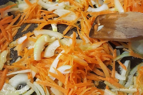 Лук нарезать полукольцами. Морковь натереть на крупной терке. Обжарить до мягкости в той же сковороде, где жарилась рыба.