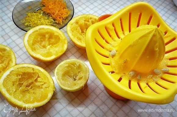 Из апельсинов и лимона выжимаем сок. Нам нужно 150 мл.