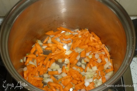 Лук мелко нарезать, морковь нарезать соломкой. В кастрюле с толстым дном разогреть масло, обжарить, помешивая, лук и морковь. Если такой кастрюли нет, то обжарку можно сделать отдельно в сковороде.
